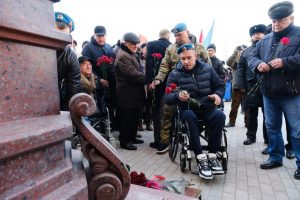 Астраханские патриоты открыли памятник главкому Воздушно-десантных войск Василию Маргелову
